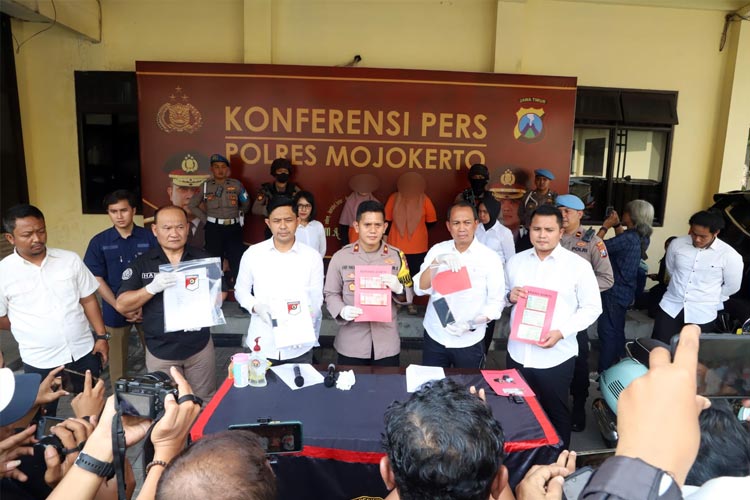 Konferensi Pers yang digelar di Mapolres Mojokerto yang dipimpin oleh Wakapolres Mojokerto, Kompol Afner NB Pangaribuan. (FOTO: Dok. Humas Polres Mojokerto)