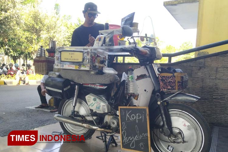 M Faizal atau biasa disapa Ical saat berjualan kopi di area GOR Jayabaya Kota Kediri (foto : yobby/Times Indonesia)