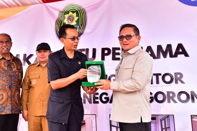 Wali Kota Gorontalo, Marten Taha saat menghadiri kegiatan pembangunan gedung PTUN pada, Selasa (15/8/2023). (Foto: Humas Pemkot Gorontalo) 