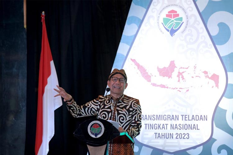 Mendes PDTT Abdul Halim Iskandar memberikan sambutannya dalam acara penganugerahan Transmigran Teladan dan Petugas Pelaksana Pengembangan Satuan Permukiman Transmigran (P3SPT) Teladan 2023. (FOTO: dok. Kemendes PDTT) 