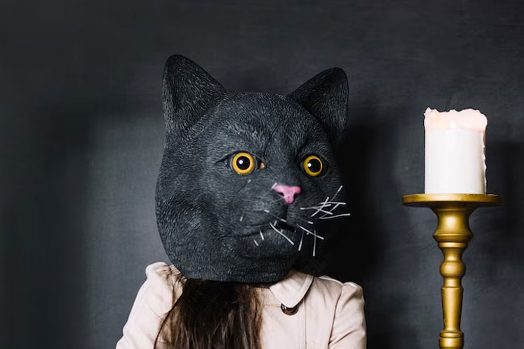 Ilustrasi: Perempuan memakai topeng kucing hitam. (Foto: Freepik)
