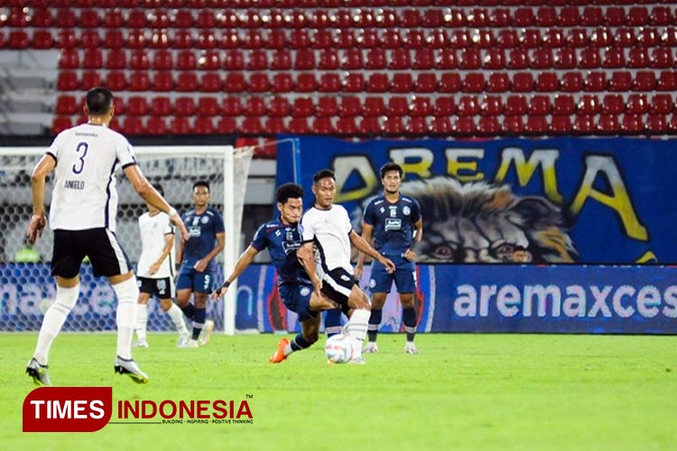 Para pemain Arema FC saat berebut bola dengan pemain Rans Nusantara FC. (FOTO: Dok. Arema FC/TIMES Indonesia)