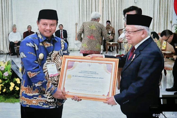 Wakil Gubernur Jawa Barat Uu Ruzhanul Ulum menerima Penghargaan Adhikarya Nararya Pembangunan Pertanian dari Wakil Presiden Ma'ruf Amin di Istana Wakil Presiden RI, DKI Jakarta,