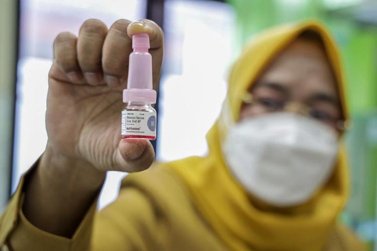 Nakes di Kota Kediri saat memperlihatkan vaksin RV (foto : dok Pemkot Kediri)