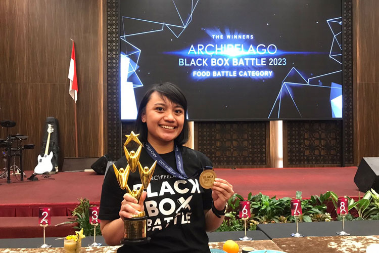 Agustina Sabrina yang berhasil memenangkan cooking competition dalam ajang Archipelago Black Box Battle di Favehotel Sidoarjo. (Dok. Aston Mojokerto for TIMES Indonesia)