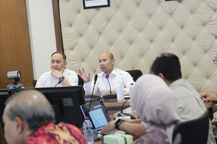 Suasana rapat di Kemenko PMK di Jakarta membahas evaluasi pelaksanaan haji 2023. (FOTO: Kemenko PMK) 