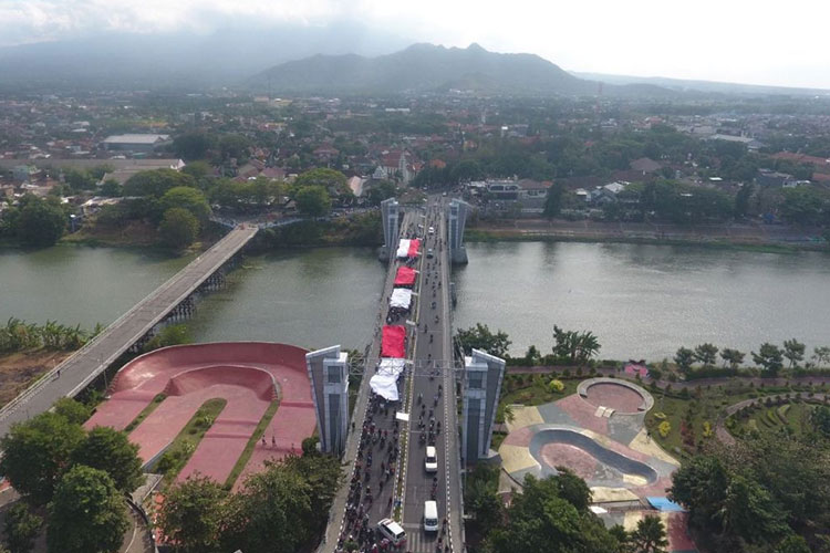 Kirab bendera Merah Putih raksasa melewati jembatan Brawijaya Kota Kediri (foto: dok Pemkot Kediri)