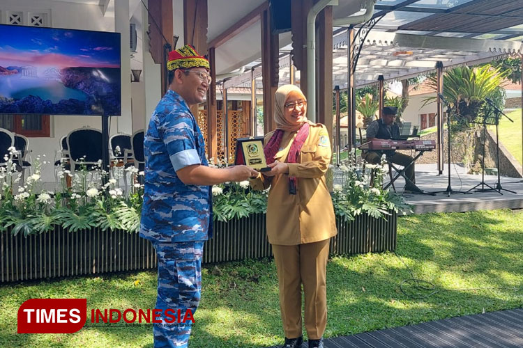 Waaspotdirga Kasau Marsekal Pertama TNI Dr. Agus Priyanto, psc., S.E., M.M., M.Sc. dan Bupati Banyuwangi, Ipuk Fiestiandani dalam Rakor pagelaran event Banyuwangi. (FOTO : Anggara Cahya /TIMES Indonesia)