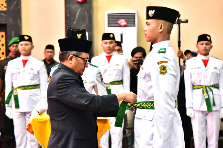 Wali Kota Gorontalo Kukuhkan 40 Pengibar Bendera Pusaka untuk HUT ke-78 RI