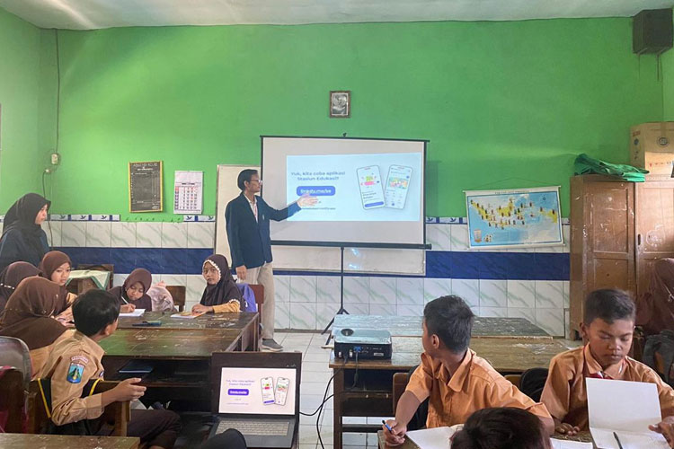 Pembuat aplikasi Stasiun Edukasi, Ferdi saat mengenalkan aplikasi buatanya kepada siswa SDN 1 Karangjati. (Foto: Humas UB)