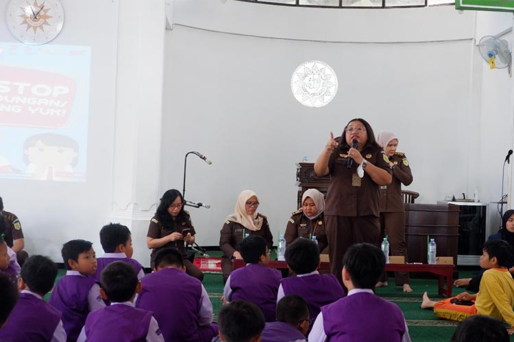 Siswa SD Muhammadiyah 9 Malang dalam sosialisasi anti bullying oleh Kejaksaan Negeri Kota Malang, Rabu (16/8/2023)