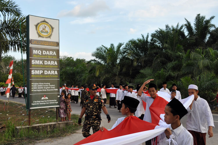Santri Ponpes Dar Al Raudhah Kotawaringin Barat dan Banser Pangkalan Bun mengarak bendera merah putih. (Foto: Kanwil Kemenag Kalteng for TIMES Indonesia)