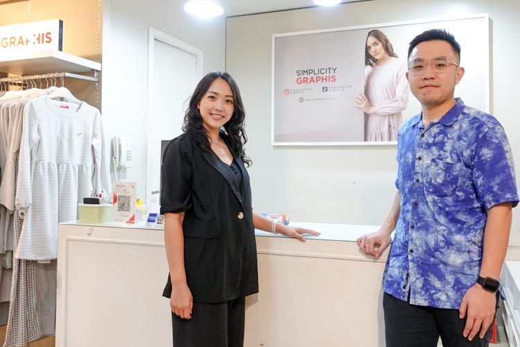 Dennis Yung Kusmajaya, CEO PT. Kurnia Astasurya dan Herlianti Iskandar merupakan generasi penerus kedua usaha Simplicity & Graphis yang terus berinovasi agar tetap eksis dan diminati konsumen (FOTO: Dok. Pribadi)  