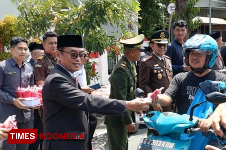 HUT Ke-78 RI, Ribuan Bendera Merah Putih Dibagikan Di Kota Blitar ...