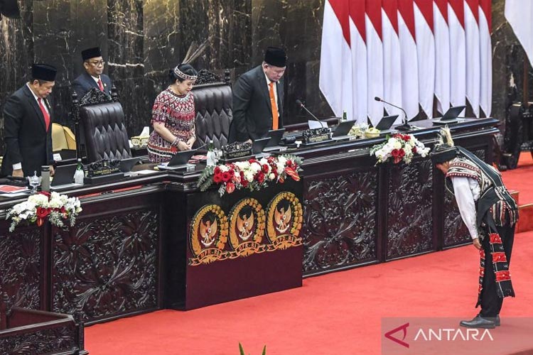 Presiden Joko Widodo menundukkan badan untuk memberi hormat kepada Ketua MPR Bambang Soesatyo (kiri), Ketua DPR Puan Maharani (tengah) dan Ketua DPD AA Lanyalla Mahmud Mattalitti sebelum menyampaikan pidato kenegaraan, Rabu (16/8/2023). (ANTARA FOTO)