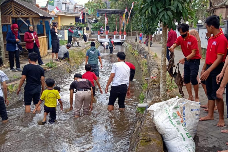 Alfamart Bareng Relawan Sabers Pungli Memerdekakan Sungai Nggopet dari Sampah