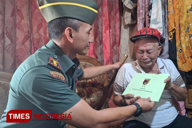 Dandim Lamongan Ledkol Arm Ketut Wira Purbawan saat menemui Purn TNI AD Moestari. (FOTO: Sarifah Latowa/TIMES Indonesia)