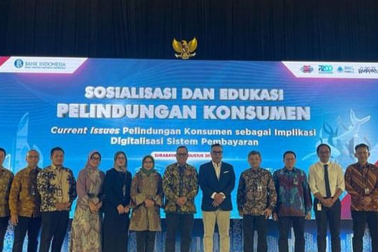 Para narasumber dan undangan dalam acara Sosialisasi dan Edukasi Perlindungan Konsumen di Surabaya.(Dok.Humas BI Jatim)