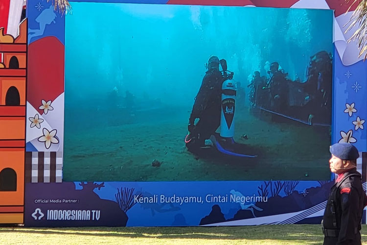 Kibarkan Merah Putih Bawah Laut, Kemendikbudristek Lestarikan Pemajuan Kebudayaan