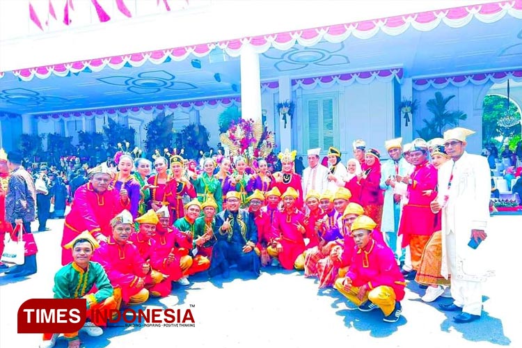 Penari Laka Baka bersama Bupati Kepulauan Sula, Fifian Adeningsih Mus (FOTO: Masri Fokaaya/TIMES Indonesia)