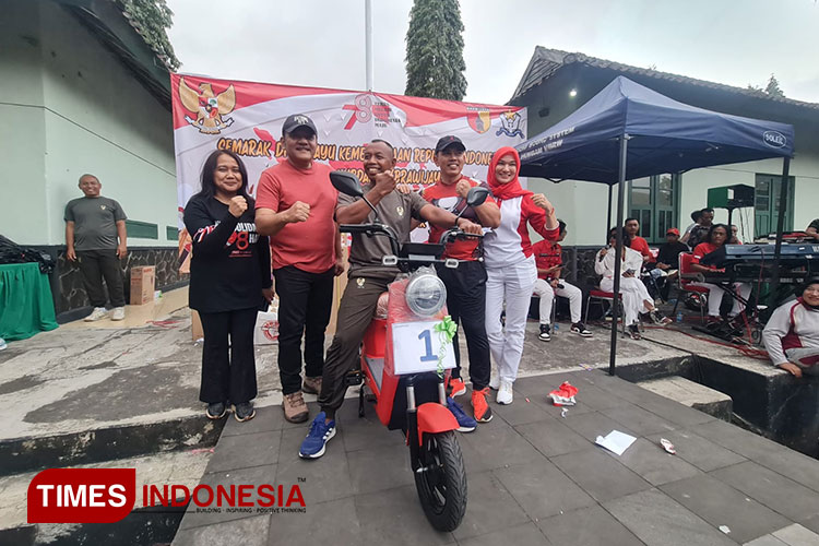 Penyerahan hadiah utama semarak HUT ke-78 RI di Hubdam V Brawijaya. (Foto: Tria Adha/TIMES Indonesia)
