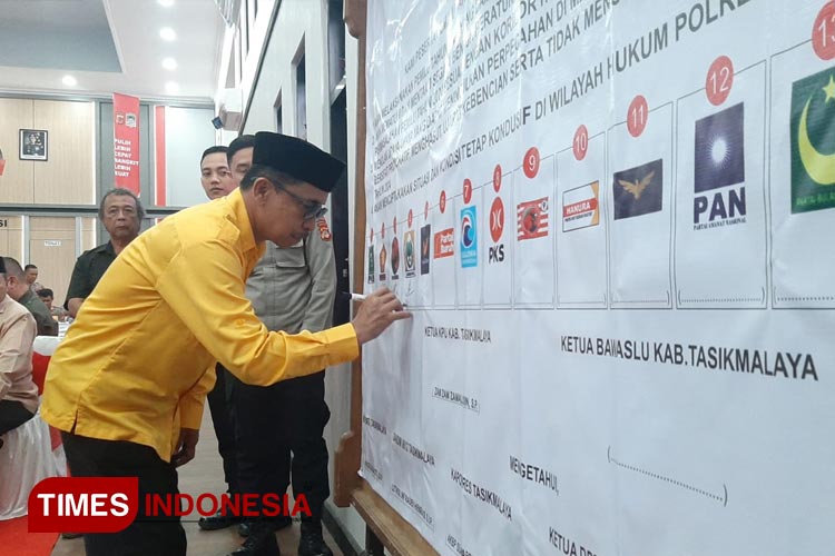 Seorang pengurus parpol menandatangani Ikrar Menjaga Kondusifitas Pemilu 2024 Yang Jujur dan Adil, di Markas Komando (Mako) Polres Tasikmalaya pada Rabu (16/8/2023) (FOTO: Dok. Polres Tasikmalaya/TIMES Indonesia)