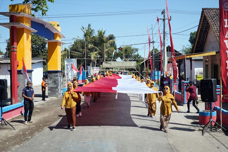 Bupati Kediri Berangkatkan Kirab Bendera Merah Putih 1000 Meter Keliling Desa