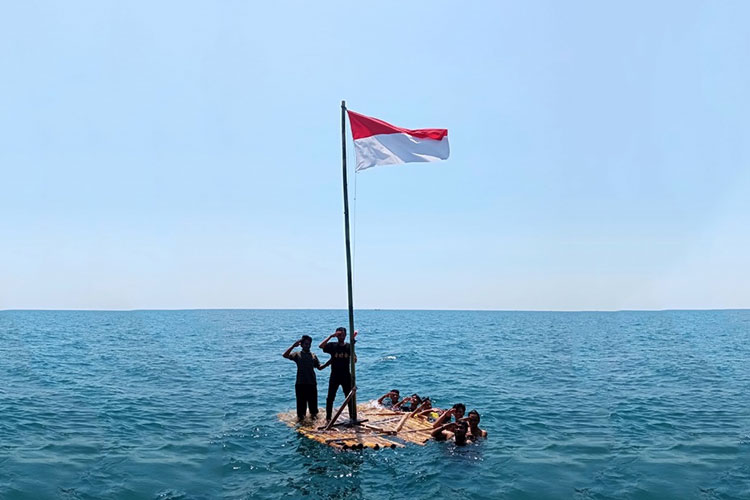 Syukuri Nikmat Alam, Santri dan Warga Pesisir Besuki Upacara di Tengah Laut