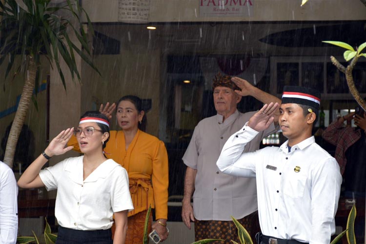 Beberapa WNA nampak mengikuti upacara HUT RI di Bali. (FOTO: Dok Royal Regantris Kuta)