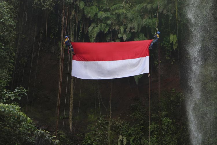 Bendera Merah Putih Raksasa Membentang di Tebing Curug Gado Bangkong Tasikmalaya