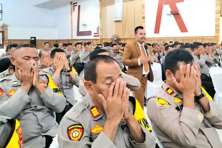 Jelang Pemilu, Bhabinkamtibmas&#45;Polisi RW Polres Sukabumi Dilatih Public Speaking