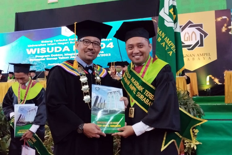 Branch Manager Bank Syariah Indonesia (BSI) Eric Kurniawan (kanan) usai dinobatkan menjadi Wisudawan Terbaik jenjang S3 Pascasarjana UINSA, Jumat (18/8/2023). (Foto : Dok.LMI)