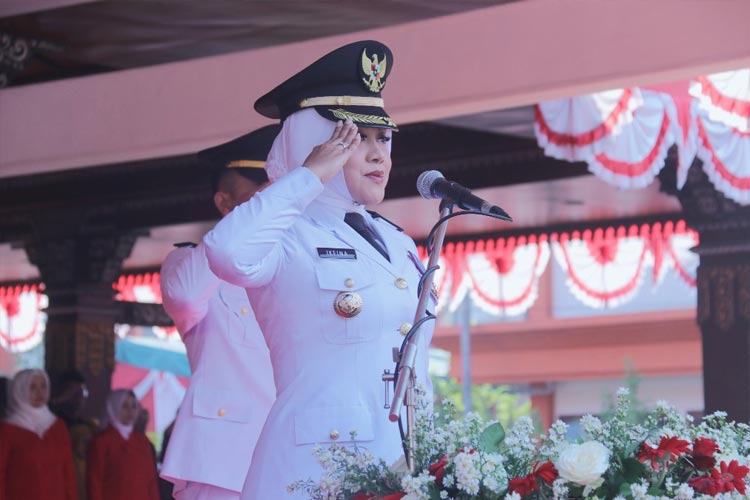 Bupati Mojokerto, Ikfina Fahmawati pada saat memimpin Upacara HUT RI ke-78. (Dok. Kominfo)