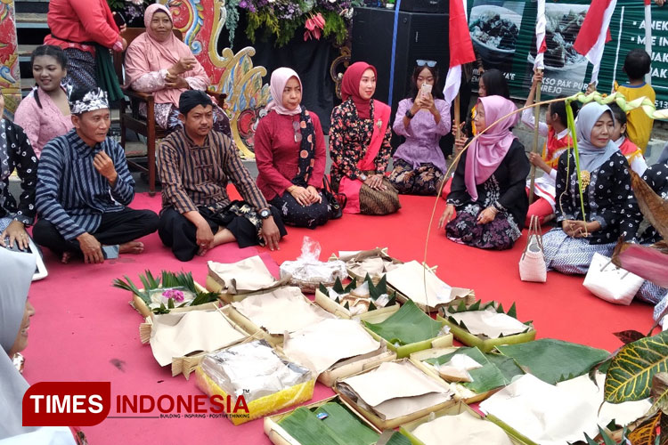 Warga Dadaptulis Mengarak Seribu Serabi Suro