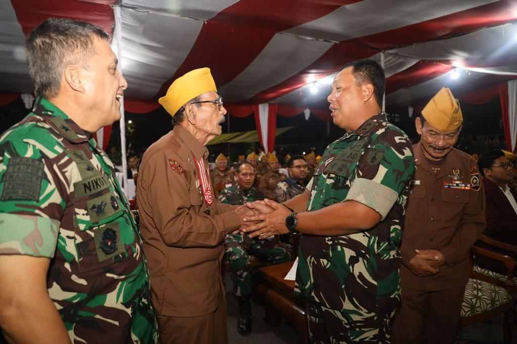 Pangdam V Brawijaya Mayjen Farid Makruf berdialog dengan veteran. (Foto: Pendam V for TIMES Indonesia)