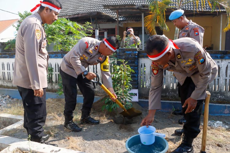 Ciptakan Lingkungan Kerja Sehat, Polres Jombang Tanam Pohon Serentak