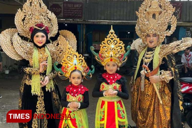 Gagah Berkostum Kerajaan, Kurniawan Yuda Hipnotis Karnaval HUT RI di Waru Sidoarjo