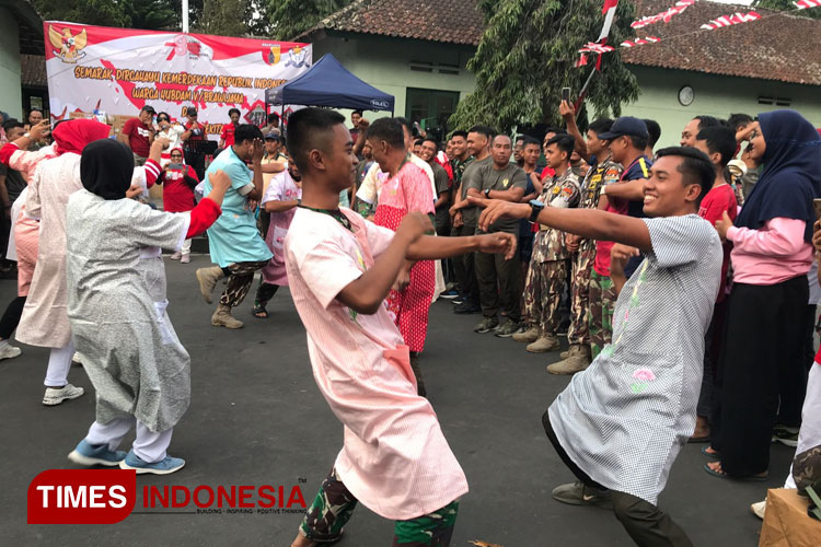 Lomba joget kebersamaan Hubdam V Brawijaya pada Kamis (17/8/2023). (Foto: Tria Adha/TIMES Indonesia)