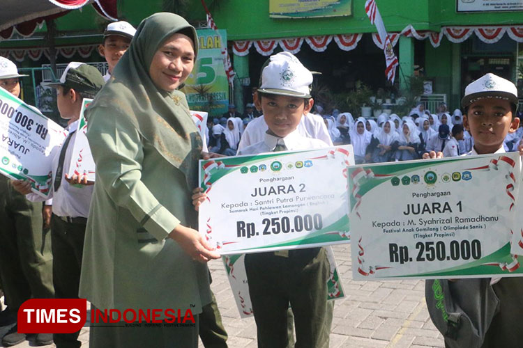 MINU Putera Gresik Beri Penghargaan Siswa Berprestasi