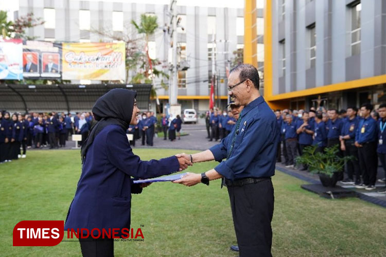Rektor UNMER Malang memberikan penghargaan kepada mahasiswa berprestasi. (FOTO: AJP TIMES Indonesia)