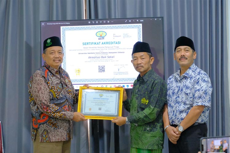 Rektor Unusida menyerahkan Sertifikat Akreditasi Baik Sekali kepada Ketua PCNU Sidoarjo, KH Zainal Abidin. (Dok Unusida)