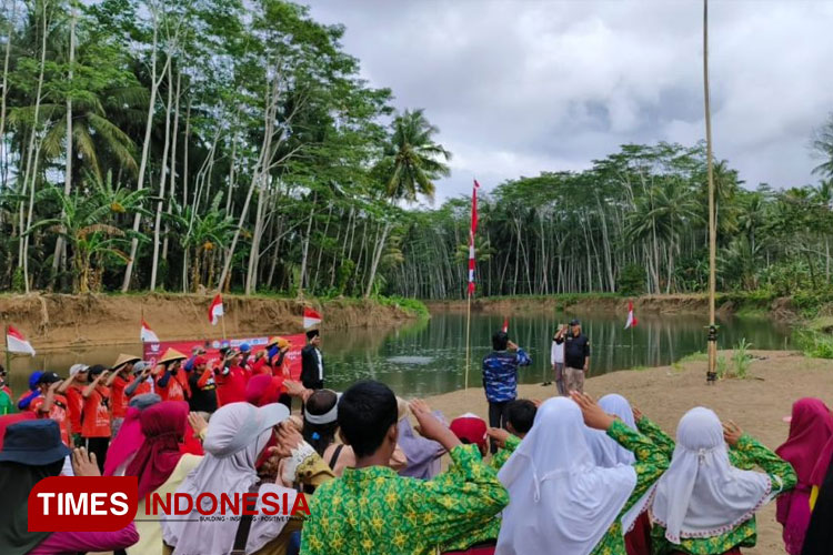Upacara HUT ke-78 RI, Mahasiswa UWG Malang Berkolaborasi dengan Masyarakat dalam Konservasi Lingkungan