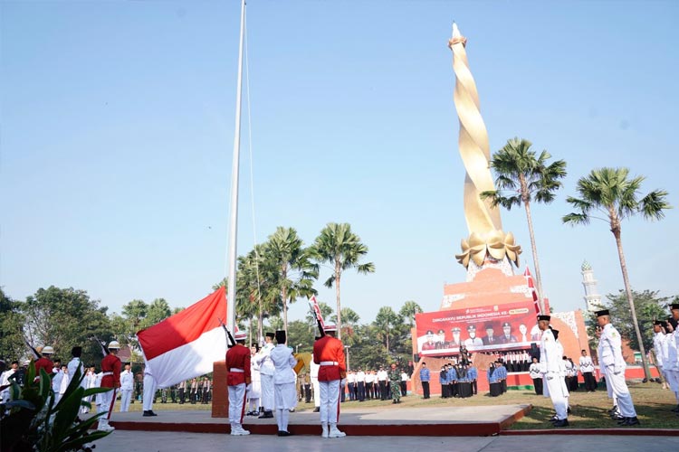 Prosesi pengibaran bendera merah putih dalam upacara peringatan HUT RI ke-78 di Alun-alun Wiraraja, Kota Mojokerto. (Dok. Kominfo)