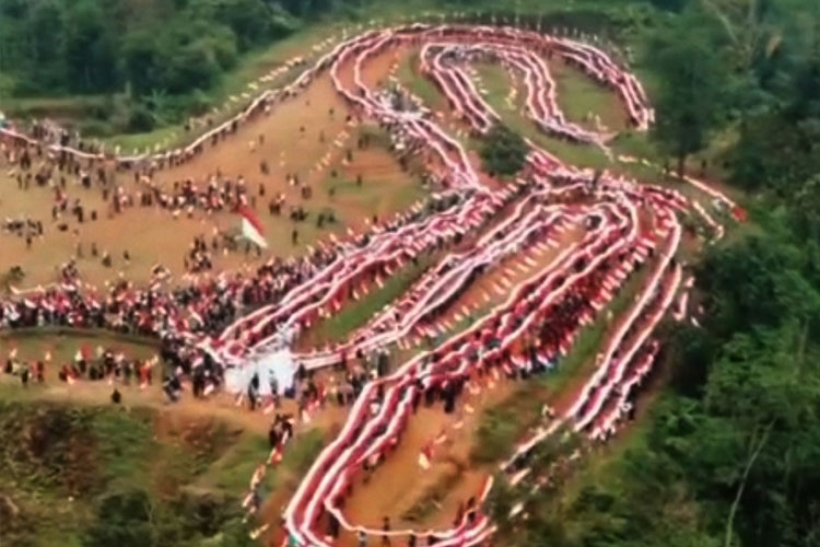 Prosesi pengibaran bendera merah putih sepanjang 4000 meter di Dusun Pangkalan Desa Pangkalan Kecamatan Langkaplancar Kabupaten Pangandaran. (foto: Syamsul Ma'arif/TIMES Indonesia)