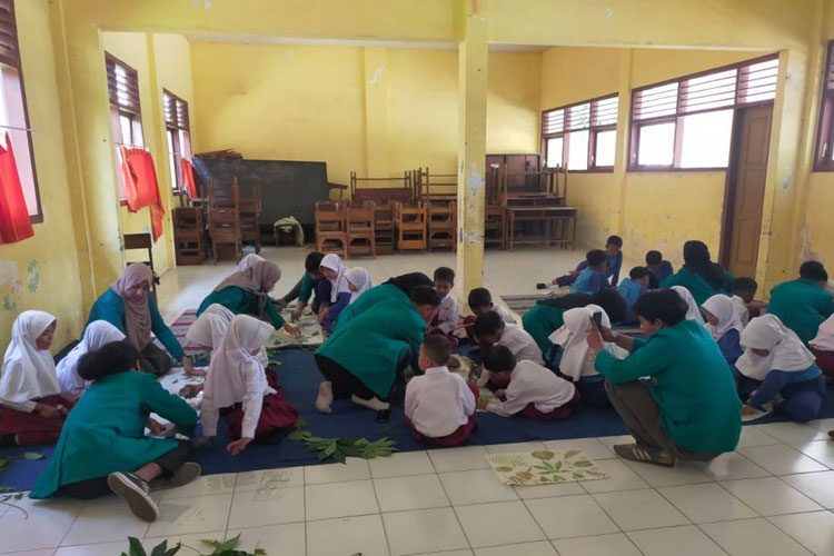 Praktik Eco Print di SD Negeri Tulus Besar 2. (FOTO: AJP TIMES Indonesia)