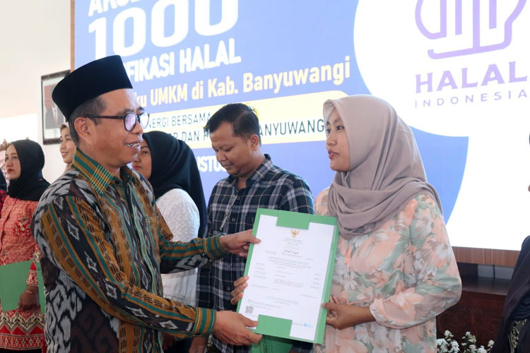 Kepala Pusat Kerja Sama dan Standarisasi Halal BPJPH Kemenag, Abdul Syakur membagikan sertifikasi halal di Pendopo Sabha Swagata Blambangan, Banyuwangi. (Foto: Humas Pemkab Banyuwangi for TIMES Indonesia)FOTO BPela