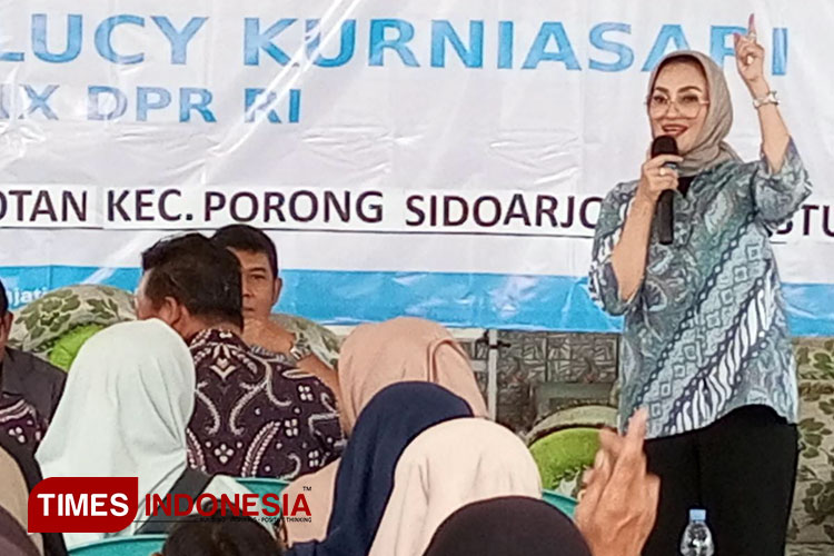 Anggota DPR RI yang Juga Ketua DPC Demokrat Surabaya Lucy Kurniasari saat menghadiri kegiatan di Kabupaten Sidoarjo. (Rudi mulya/TIMES Indonesia)