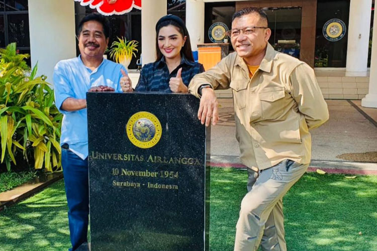 (kiri-kanan) Dr Sukowidodo menyambut kedatangan Ashanty dan Anang Hermansyah di Kampus B Unair Surabaya, Minggu (20/8/2023). (Foto: Dok.Unair)