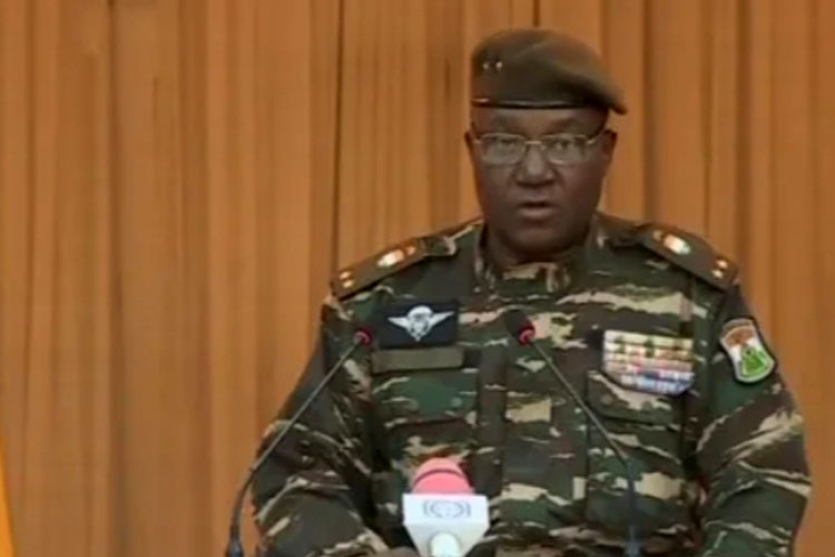 Pemimpin kudeta Niger, Jenderal Abdourahamane Tchiani berpidato di televisi, mengusulkan transisi kekuasaan tiga tahun.(FOTO: Al Jazeera)