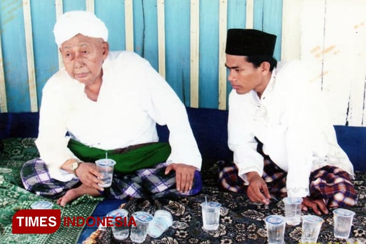 Pengasuh kedua Ponpes Nurul Qadim, Probolinggo, KH Nuruddin Musyiri (kiri) bersama Musolli (FOTO: Musolli for TIMES Indonesia)